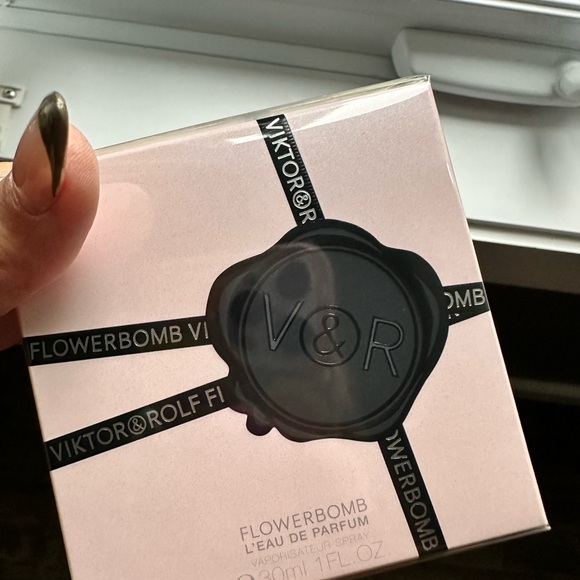 Brand New 1oz Viktor & Rolf Flowerbomb Perfume - Picture 1 of 2